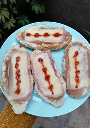 Una foto de Molletes con jamón 🤤