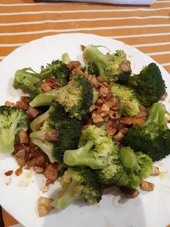 Una foto de Salteado de brécol e tofu