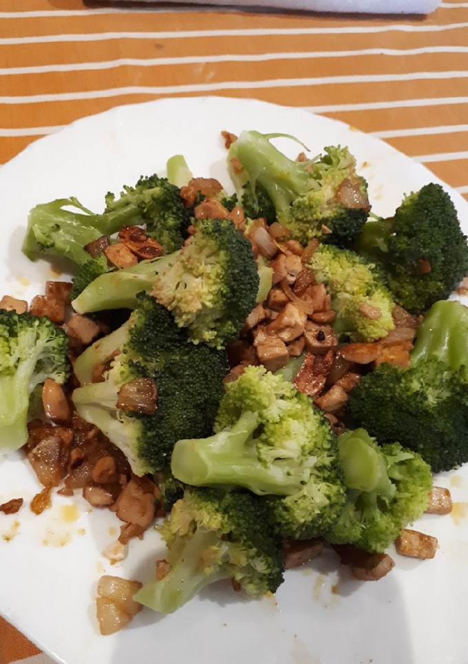 Una foto de Salteado de brécol e tofu