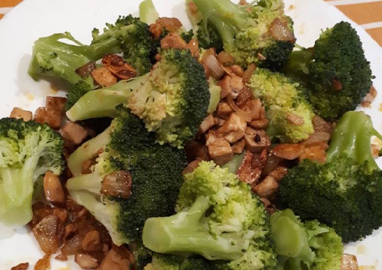 Salteado de brécol e tofu