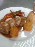 Jamoncitos de pollo rellenos de muselina	con wok de verduras y patatas pera