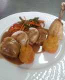 Jamoncitos de pollo rellenos de muselina
		con wok de verduras y patatas pera