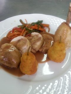 Una foto de Jamoncitos de pollo rellenos de muselina con wok de verduras y patatas pera