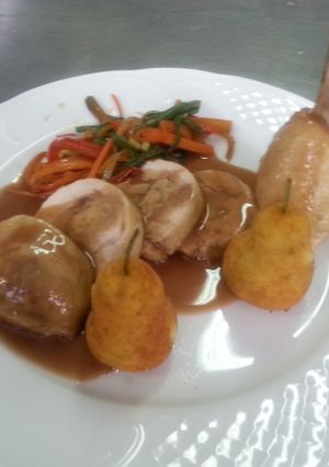 Una foto de Jamoncitos de pollo rellenos de muselina	con wok de verduras y patatas pera