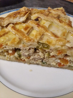 Una foto de Pastel de pollo y verduras