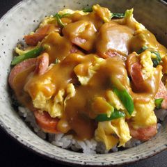 A picture of Sausage & Egg Rice Bowl with Curry Sauce.