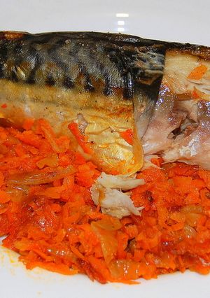 Фото Скумбрия, запеченная с морковкой и луком.
