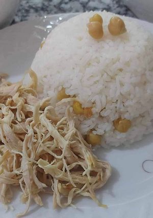 صورة لوصفة رز بحمص مع شرائح صدور الدجاج