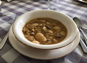 Una foto de Pallares con pernil y lengua