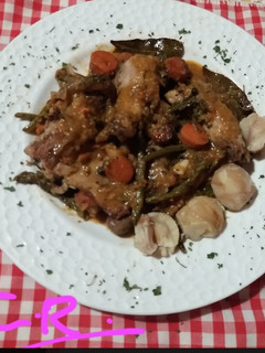 Una foto de Conejo con espárragos trigueros y salsa de castañas