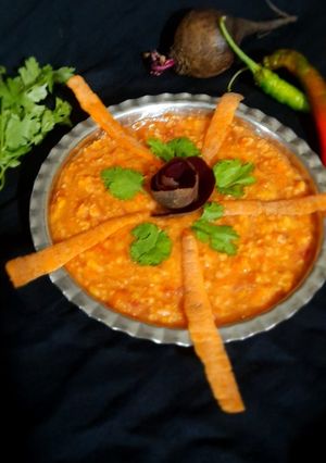 ટોમેટો બીટ ઓટ્સ ખીચડી (Tomato Beetroot Oats Khichdi Recipe In Gujarati) રેસીપી મુખ્ય ફોટો