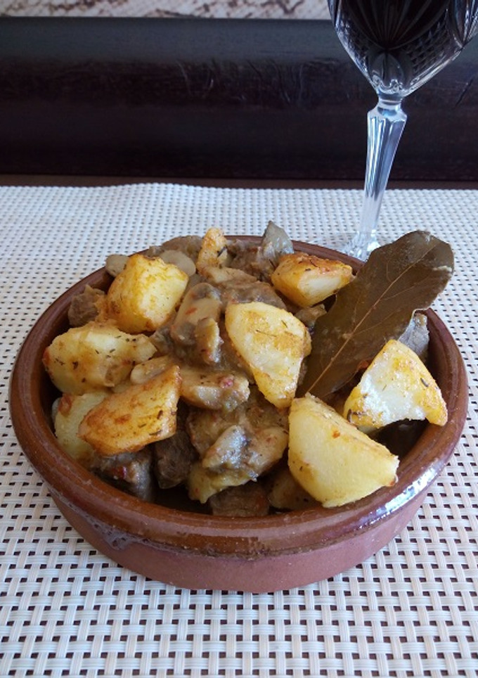 Una foto de Cazuela de Ternera con Champiñón y Patatas