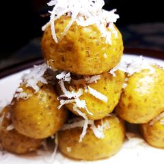 A picture of Besan ladoo.