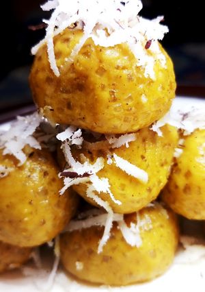 A picture of Besan ladoo.
