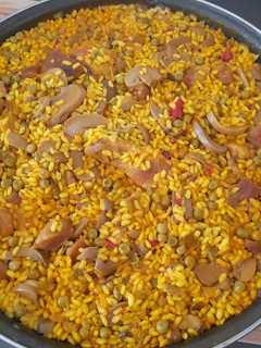 Una foto de Paella de pollo y magro con champiñones