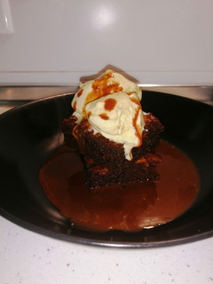 Una foto de Brownie con galletas lotus sobre chocolate con leche y helado