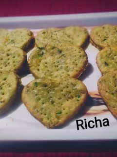 मटर मसाला मठरी (Matar masala mathri recipe in Hindi) रेसिपी मुख्य फोटो