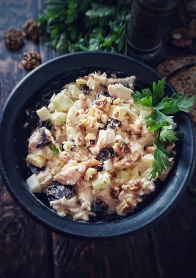 Салат з куркою, горіхами та чорносливом