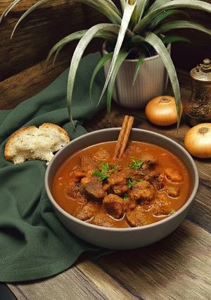 🇬🇷Stifado-Görög fűszeres hagymás marhapörkölt recept fotója