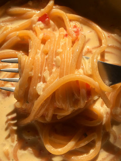 Una foto de 🍝 Salsa de Crema y Vegetales para Fideos de Arroz con Morrón