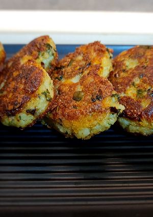 आलू टिक्की (aloo tikki recipe in Hindi) रेसिपी मुख्य फोटो