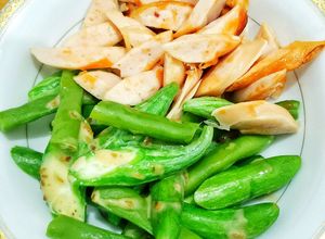 Hình của món Salad lặc lè, đậu cove và xúc xích.