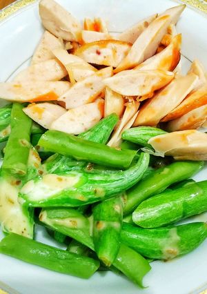 Hình của món Salad lặc lè, đậu cove và xúc xích.