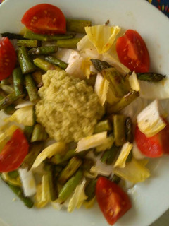 Una foto de Ensalada de trigueros, endivia, tomate y salsa de aguacate
