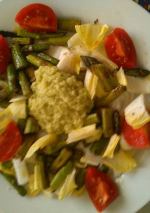 Foto principal de Ensalada de trigueros, endivia, tomate y salsa de aguacate