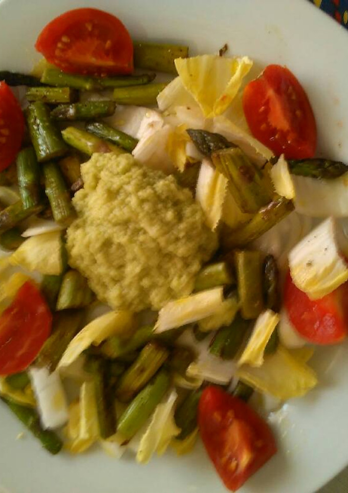 Una foto de Ensalada de trigueros, endivia, tomate y salsa de aguacate