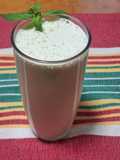 Licuado proteico de melón con albahaca