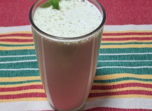 Una foto de Licuado proteico de melón con albahaca
