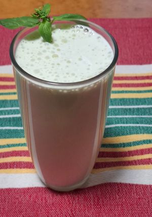 Una foto de Licuado proteico de melón con albahaca