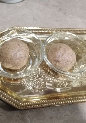 A picture of Gond aur Attay kay Ladoo.