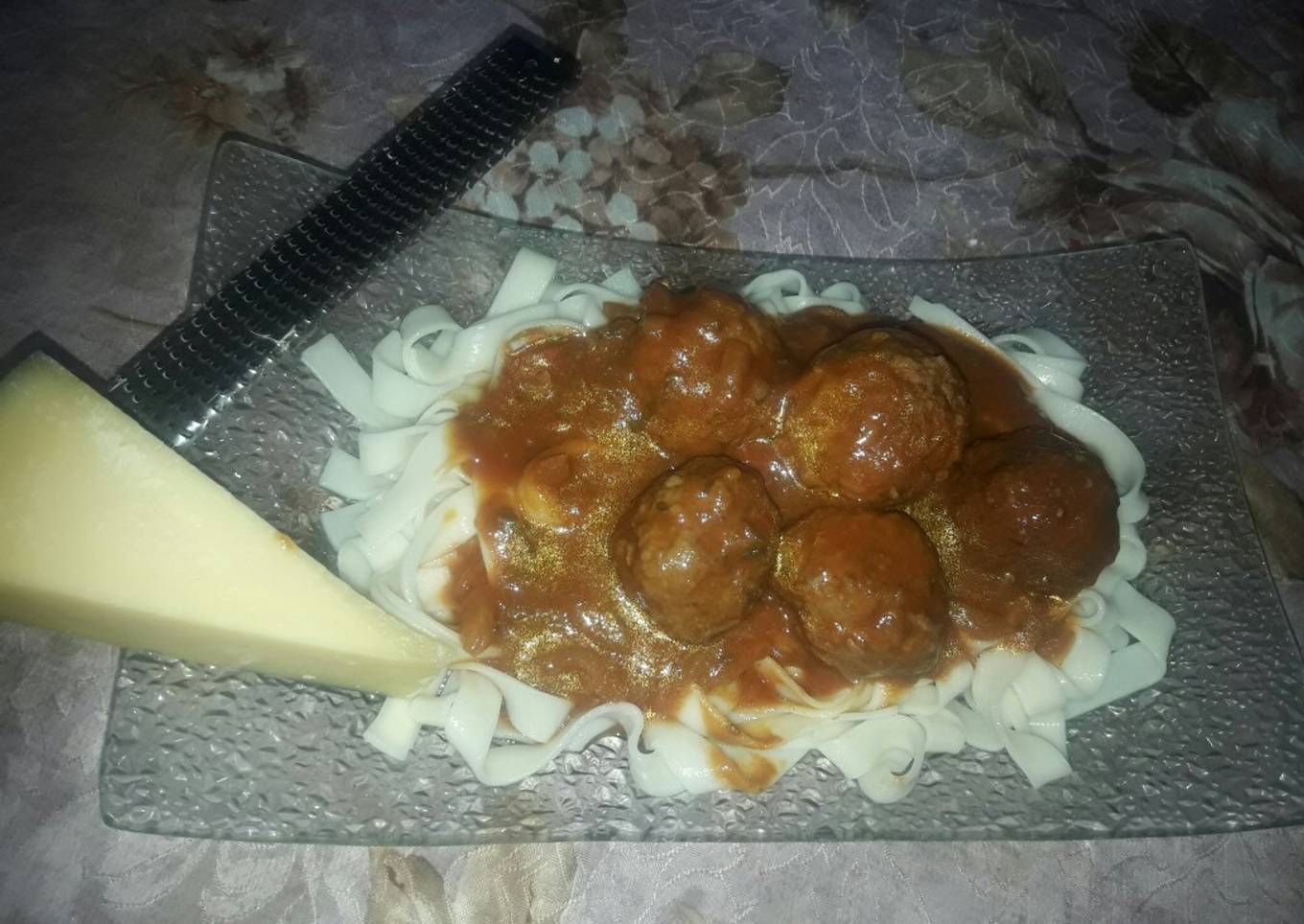 Albóndigas con fideos caseros cinta