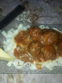 Una foto de Albóndigas con fideos caseros cinta