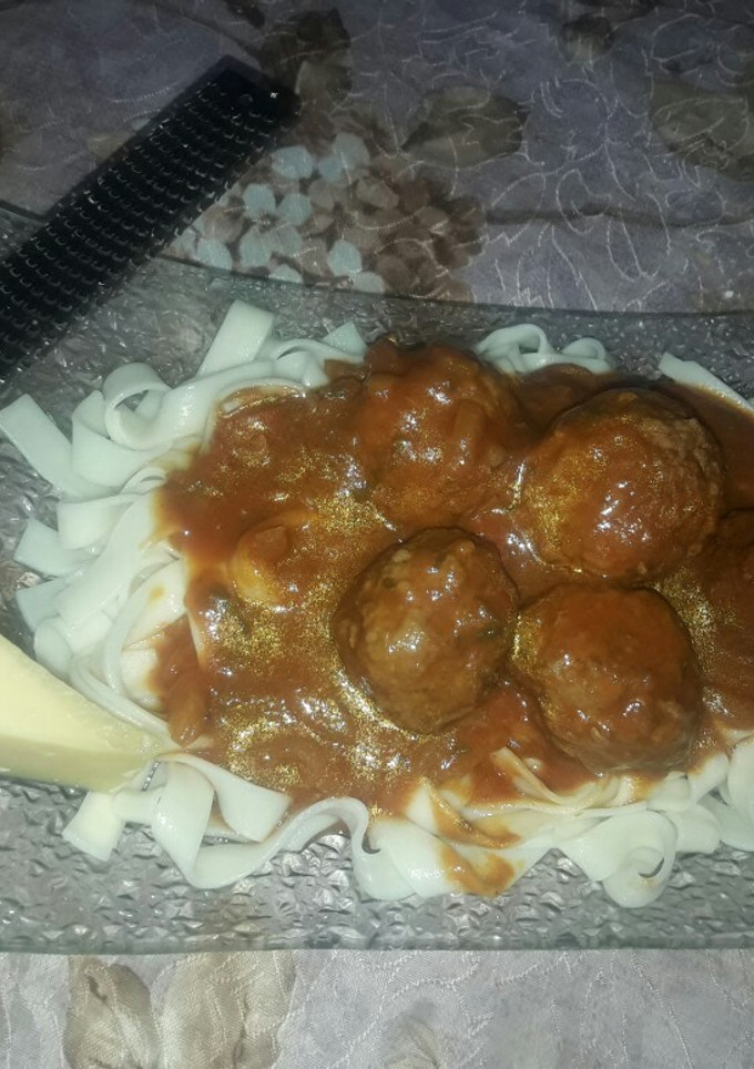 Una foto de Albóndigas con fideos caseros cinta