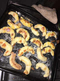 Una foto de Medialunas rellenas con dulce