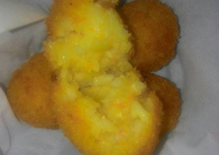 Langkah Mudah untuk Menyiapkan Potato chicken ball (mp asi 1+) yang Lezat Sekali