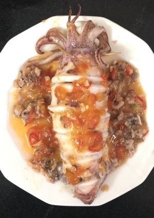 Hình của món Mực nhồi thịt sốt cà.