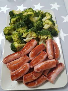 Una foto de Cena 2: brócoli y salchichas de pollo/pavo
