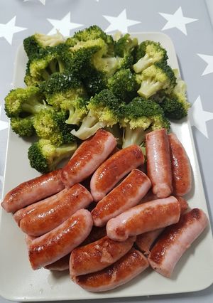 Una foto de Cena 2: brócoli y salchichas de pollo/pavo
