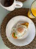 Camote toast con huevo y aguacate