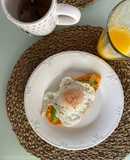 Camote toast con huevo y aguacate