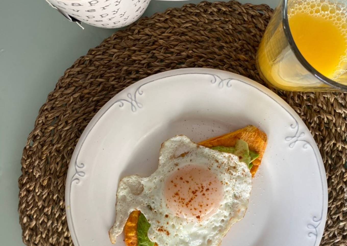 Camote toast con huevo y aguacate
