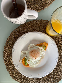 Una foto de Camote toast con huevo y aguacate