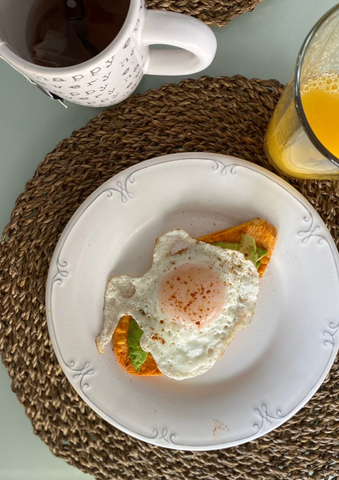 Una foto de Camote toast con huevo y aguacate