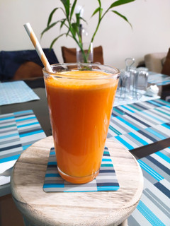 Una foto de Zumo de Naranja, Manzana, zanahoria y Jengibre