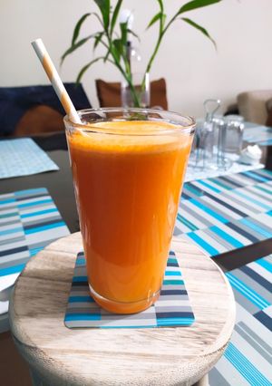 Una foto de Zumo de Naranja, Manzana, zanahoria y Jengibre