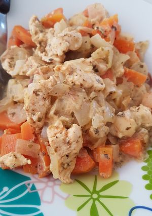 Una foto de Salteado cremoso de pollo y verduras